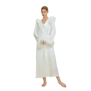 Peignoir de luxe en satin blanc avec plumes aux poignets et aux épaules pour femmes