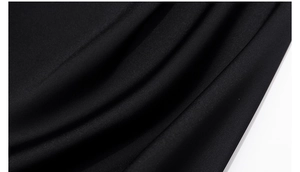 Gros plan sur un tissu noir soyeux de haute qualité avec une texture lisse
