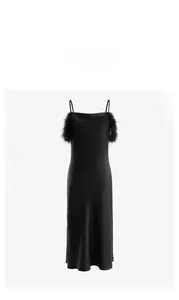 Détail d'une robe nuisette en satin noir avec une élégante bordure en plumes au décolleté