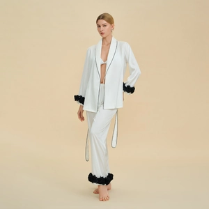 Pyjama chic en satin blanc avec liseré noir et volants de roses 3D aux manches et jambes
