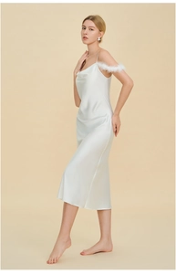 Élégante robe midi en satin blanc avec garniture en plumes délicates et un col bénitier chic