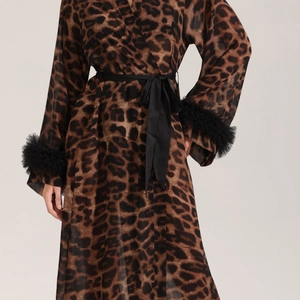 Peignoir léopard sexy à manches longues avec poignets en plumes et ceinture en satin