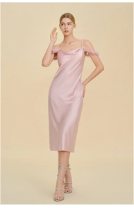 Robe de nuit en satin rose avec col bénitier et finitions en plumes sur les bretelles