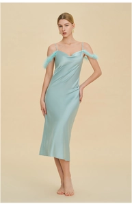 Détail de la nuisette en satin bleu clair avec d'élégantes plumes turquoise aux bretelles