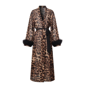 Peignoir léopard luxueux pour femme avec d'élégantes bordures de plumes noires aux poignets