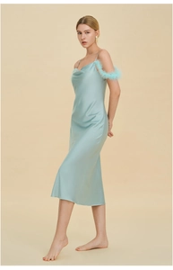 Détail de la robe nuisette en satin bleu clair avec élégante bordure en fausse fourrure