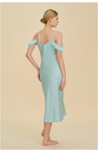 Détail de la nuisette en satin vert menthe avec bretelles en plumes et design dos nu