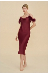 Détails de la nuisette en satin bordeaux avec bordure en plumes et décolleté élégant