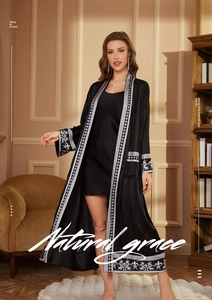 Détails du peignoir en soie noire avec motifs floraux gris sur les manches et poches