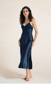 Détail de la chemise de nuit en satin bleu foncé avec fente et bandeau assorti