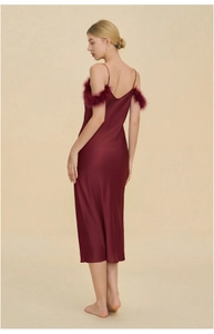 Détail de la nuisette en satin bordeaux montrant la bordure en fausse fourrure sur les bretelles