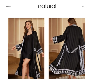 Détails de l'ensemble peignoir en satin noir et nuisette avec broderie argentée vintage