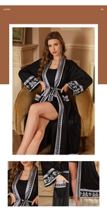 Vue détaillée du peignoir de luxe en satin noir avec broderie argentée sur les bords