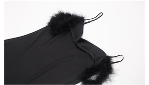 Détail d'une nuisette en satin noir avec garniture de plumes luxueuses au décolleté