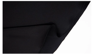 Détail macro des coutures de qualité sur l'ourlet de cette nuisette en satin noir