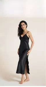 Détail d'une chemise de nuit en satin noir avec dentelle en V et fente latérale haute