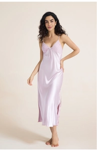 Détail d'une chemise de nuit en satin lilas avec col en V et petit nœud décoratif