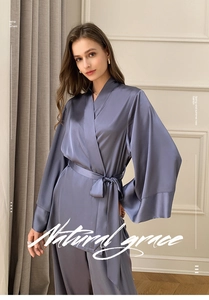 Détail de l'ensemble d'intérieur en satin bleu avec haut cache-cœur et poignets larges