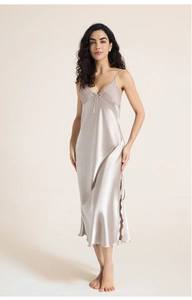 Détail de la nuisette en satin de soie avec décolleté en V plissé et petit nœud