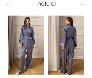 Détail du pyjama en satin bleu foncé montrant la texture soyeuse et la ceinture élégante