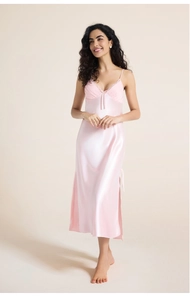 Détails de la chemise de nuit en satin rose clair avec dentelle et fente latérale
