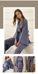 Détail du pyjama en satin bleu gris avec haut kimono à nouer et pantalon large fluide