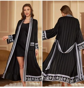 Vue détaillée avant et arrière du peignoir en soie noire avec motifs d'iris argent