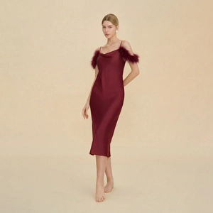 Robe nuisette satinée bordeaux avec col bénitier et bretelles en plumes violettes