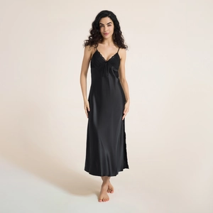 Nuisette élégante en satin noir avec dentelle et coupe ajustée pour vêtements de nuit