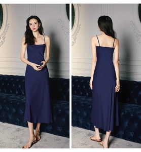 Vue avant et arrière de la nuisette midi en satin bleu marine avec coupe ajustée et aspect soie