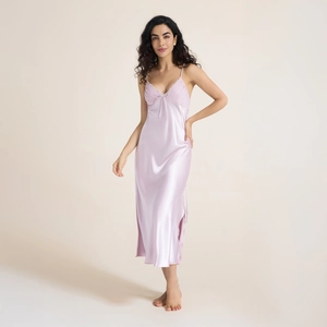 Nuisette satinée rose pâle avec nœud et fente latérale pour un style soyeux et élégant
