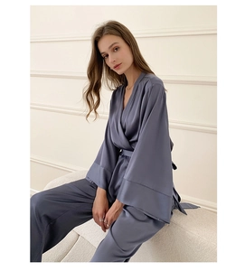 Détail de l'ensemble pyjama en satin bleu gris avec col kimono et tissu soyeux