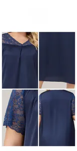 Detailansicht des dunkelblauen Satin-Nachthemds mit Spitze an Ausschnitt und Ärmeln