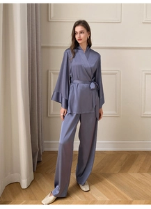 Détail de l'ensemble de pyjama en satin bleu ardoise avec tissu soyeux et ceinture à nouer