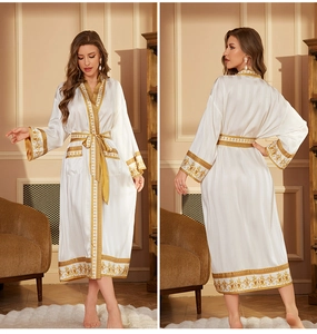 Vue détaillée avant et arrière d'un peignoir en satin blanc avec motifs baroques