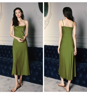 Vue avant et arrière d'une robe nuisette en satin vert olive avec col bénitier et coupe ajustée