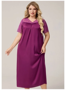 Detail eines lila Satin-Nachthemds in Übergröße mit eleganter Spitze und seidigem Stoff