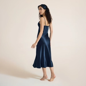 Nuisette longue en satin bleu marine avec nœud et ensemble de bandeau assorti