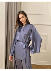 Détail d'un ensemble de pyjama en satin élégant avec fini soyeux et haut cache-cœur