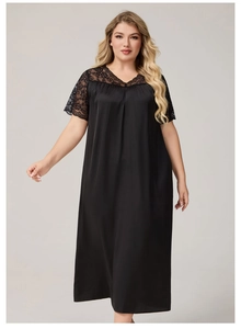 Nahaufnahme des schwarzen Satin-Nachthemds mit elegantem V-Ausschnitt und feiner Spitze