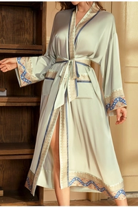 Détails du peignoir de luxe en soie avec des motifs vintage bleus et dorés élégants