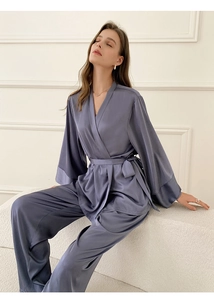 Détail de l'ensemble de pyjama en satin avec ceinture et texture soyeuse