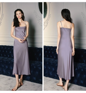 Vues détaillées de face et de dos de la chemise de nuit en satin lavande avec col bénitier