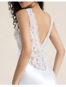 Détail de lingerie en satin blanc avec dentelle florale exquise et dos en V élégant