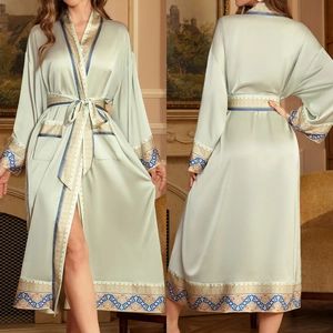 Détails du peignoir en satin de soie vert sauge avec motifs rétro sur les bords