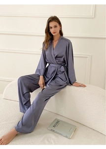 Détail d'un ensemble de détente en satin à manches longues en tissu mauve élégant