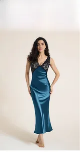 Vue détaillée de la chemise de nuit en satin vert sarcelle avec dentelle noire raffinée
