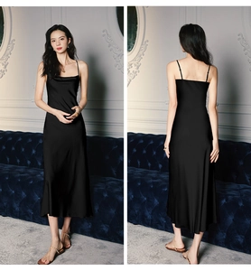 Détails d'une robe nuisette en satin noir montrant les vues avant et arrière élégantes