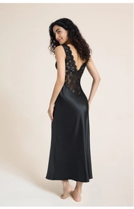 Détails du dos d'une nuisette sexy en satin noir avec de l'élégante dentelle cil