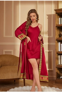 Détail de la manchette du peignoir en satin rouge avec imprimé baroque doré luxueux